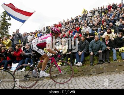 (Dpa) - deutsche Radfahrer Steffen Wesemann des Team T-Mobile fährt sein Fahrrad bergauf auf einer Cobblestoine Straße indem man eine große Menge von Zuschauern bei der Flandern-Rundfahrt, das zweite Rennen der World Cup Serie, in der Nähe von Meerbecke, Belgien, 4. April 2004. Am Ende siegte Wesemann. Das Rennen bedeckt 257 Kilometer. Stockfoto