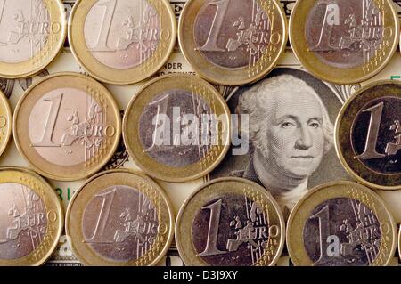 (Dpa) - liegen auf einer Dollarnote, die als Symbol für die Beziehung zwischen den beiden Währungen in Frankfurt Main, Deutschland, 18. März 2004 Euro-Münzen. Laut dem Präsidenten der Europäischen Zentralbank (EZB), Trichet, sollte der Euro nicht seinen Aufstieg Trend im Jahr 2004 fortgesetzt werden. Stockfoto