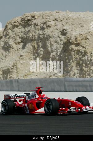 (Dpa) - Kurs deutsche Formel 1 Weltmeister Michael Schumacher Rennen während des zweiten Trainings auf die neue Formel-1 Rennen in Manama, Bahrain, 2. April 2004. Schumacher gewann die erste Sitzung der freien Praxis in Bahrain. Die Formel 1 Grand Prix von Bahrain statt findet zum ersten Mal das Sonntag, 4. April 2004. Stockfoto