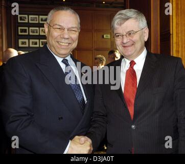 (Dpa) - mit einem Lächeln German Foreign Minister Joschka Fischer (R) und seinem amerikanischen Amtskollegen Colin Powell Hände schütteln während der Afghanistan-Konferenz in Berlin, Deutschland, 31. März 2004. Auf der zweitägigen Konferenz Politiker aus 56 Staaten diskutieren über den Wiederaufbau des vom Krieg zerrissenen Land und finanzielle Hilfen. Stockfoto