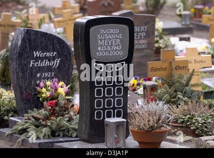 (Dpa) - ein moderne Grabstein in Form eines Mobiltelefons auf dem Melaten-Friedhof in Köln, Deutschland, 24. März 2004 finden. Stockfoto