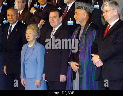 (Dpa) - der Afghanistan-Konferenz für ein Gruppenfoto in Berlin, auf Mittwoch, 31. März 2004 darstellen. In der ersten Zeile (L-r:) US-Außenminister Colin Powell, UN Human Rights Kommissar Sadako Ogata, der deutsche Außenminister Joschka Fischer, Bundeskanzler Gerhard Schröder und afghanischen Präsidenten Hamid Karzai. Auf der zweitägigen Konferenz, Politiker aus 56 stat Stockfoto