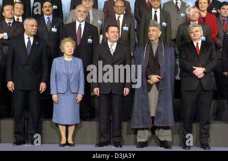 (Dpa) - der Afghanistan-Konferenz für ein Gruppenfoto in Berlin, auf Mittwoch, 31. März 2004 darstellen. In der ersten Zeile (L-r:) US-Außenminister Colin Powell, UN Human Rights Kommissar Sadako Ogata, der deutsche Außenminister Joschka Fischer, Bundeskanzler Gerhard Schröder und afghanischen Präsidenten Hamid Karzai. Auf der zweitägigen Konferenz, Politiker aus 56 stat Stockfoto