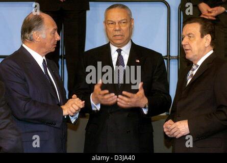 (Dpa) - Investor Aga Khan (L), Staatssekretär Colin Powell und German Chancellor Gerhard Schroeder (R) während der Afghanistan-Konferenz in Berlin am Mittwoch, 31. März 2004 sprechen. Auf der zweitägigen Konferenz Politiker aus 56 Staaten diskutieren über den Wiederaufbau des vom Krieg zerrissenen Land und finanzielle Hilfen. Stockfoto