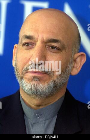 (Dpa) - afghanischen Präsidenten Hamid Karzai, während einer Pressekonferenz am Rande der Afghanistan-Konferenz in Berlin am Mittwoch, 31. März 2004 abgebildet. Auf der zweitägigen Konferenz diskutieren Politiker aus 56 Staaten den Wiederaufbau Afghanistans und finanzielle Hilfen. Stockfoto