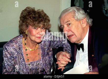 (Dpa-Dateien) - britischer Schauspieler Peter Ustinov (R) und seiner dritten Ehefrau Helene sitzen nebeneinander während seinen 80. Geburtstag Empfang in der "Theater des Westens" (Theater des Westens) in Berlin, 6. April 2001. Ustinov starb im Alter von 82 in einer Klinik in Genf am 29. März 2004. Er gewann zwei Oscars für seine Teile in "Spartakus" (1959) und "Topkapi" (1964). Ustinov schrieb auch screenpl Stockfoto