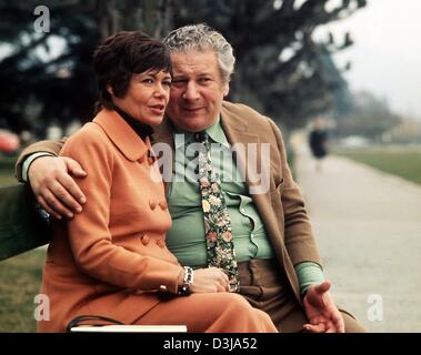 (Dpa-Dateien) - britischer Schauspieler Peter Ustinov (R) und seiner dritten Ehefrau Helene sitzen auf einer Bank am Ufer des Genfer Sees in Bursins, Schweiz, 20. Februar 1974. Ustinov starb im Alter von 82 in einer Klinik in Genf am 29. März 2004. Er gewann zwei Oscars für seine Teile in "Spartakus" (1959) und "Topkapi" (1964). Ustinov schrieb Drehbücher, Romane und Theaterstücke und beteiligte sich als U Stockfoto