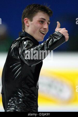 Französische Skater Brian Joubert gibt das Daumen-hoch-Zeichen nach seinem Auftritt bei der Männer Wettbewerb von der Eiskunstlauf-Weltmeisterschaft in Dortmund auf Donnerstag, 25. März 2004. Yevgeny Plushenko aus Russland gewann die Goldmedaille, Brian Joubert aus Frankreich gewann die Silbermedaille und Stefan Lindemann die Bronzemedaille. Stockfoto