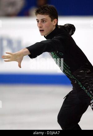 Französische Skater Brian Joubert führt während der Männer Wettbewerb von der Eiskunstlauf-Weltmeisterschaft in Dortmund auf Donnerstag, 25. März 2004. Yevgeny Plushenko aus Russland gewann die Goldmedaille, Brian Joubert aus Frankreich gewann die Silbermedaille und Stefan Lindemann die Bronzemedaille. Stockfoto