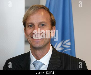 Mark R. Dybul (R), neuer Direktor des globalen Fonds zur Bekämpfung von AIDS, Tuberkulose und Malaria, ist beim Bundesministerium für wirtschaftliche Zusammenarbeit und Entwicklung in Berlin, Deutschland, 20. Februar 2013 abgebildet. Foto: STEPHANIE PILICK Stockfoto