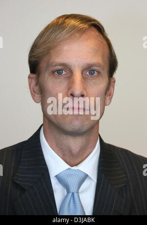 Mark R. Dybul (R), neuer Direktor des globalen Fonds zur Bekämpfung von AIDS, Tuberkulose und Malaria, ist beim Bundesministerium für wirtschaftliche Zusammenarbeit und Entwicklung in Berlin, Deutschland, 20. Februar 2013 abgebildet. Foto: STEPHANIE PILICK Stockfoto