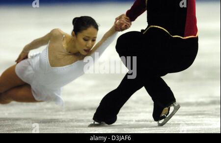 (Dpa) Chinesisches paar Xue Shen und Hongbo Zhao führen die beiden freien Wettbewerb bei den World Figure Skating Championships in Dortmund, Mittwoch, 24. März 2004. Tatajana Totmianina und Maxim Marinin aus Russland gewann den Weltmeistertitel, Xue Shen und Hongbo Zhao wurde zweite und Qing Pang und Jian Tong aus China errang den dritten Platz. Stockfoto