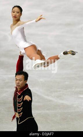 (Dpa) Chinesisches paar Xue Shen und Hongbo Zhao führen die beiden freien Wettbewerb bei den World Figure Skating Championships in Dortmund, Mittwoch, 24. März 2004. Tatajana Totmianina und Maxim Marinin aus Russland gewann den Weltmeistertitel, Xue Shen und Hongbo Zhao wurde zweite und Qing Pang und Jian Tong aus China errang den dritten Platz. Stockfoto