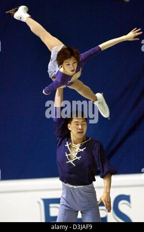 (Dpa) Chinesisches paar Dan und Zhang Hao führen die beiden freien Wettbewerb bei den World Figure Skating Championships in Dortmund, Mittwoch, 24. März 2004. Tatajana Totmianina und Maxim Marinin aus Russland gewann den Weltmeistertitel, Xue Shen und Hongbo Zhao wurde zweite und Qing Pang und Jian Tong aus China errang den dritten Platz. Stockfoto