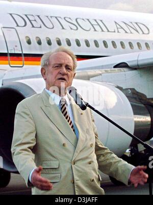 (Dpa) - spricht Bundespräsident Johannes Rau zu den Medien bei der Ankunft am Flughafen Berlin Tegel, 24. März 2004. Im Hintergrund ein Airbus der Luftwaffe. Rau, sagte er widerwillig kurz geschnitten seine neun-Tages-Tour von Afrika "um andere zu schützen", die möglicherweise in einem möglichen terroristischen Anschlag verletzt worden. Rau, sagte, er war bereit, mit dem Rest der Itinera fortfahren Stockfoto