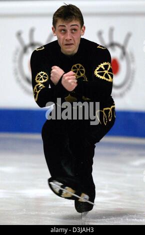 (Dpa) Französische Skater Brian Joubert führt, während die Männer Kurzprogramm der Eiskunstlauf-Weltmeisterschaft in Dortmund, Deutschland, Dienstag, 23. März 2004. Die Weltmeisterschaft dauert bis zum 28. März 2004. Stockfoto