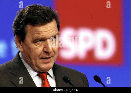 (Dpa) - Bundeskanzler Gerhard Schroeder hält seine Abschiedsrede während der außerordentlichen SP D Partei-Kongreß in Berlin, 21. März 2004.  Schröder trat von seiner Position als SPD-Parteichef nach fünf Jahren verlassen die SPD-Fraktionschef Franz Muentefering, zum neuen Parteivorsitzenden gewählt. Stockfoto