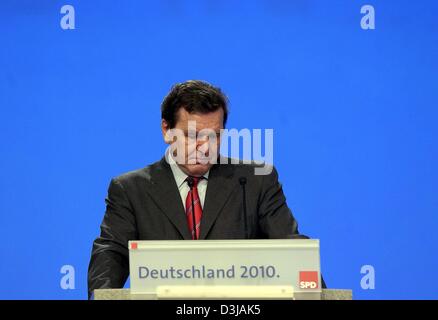 (Dpa) - Bundeskanzler Gerhard Schroeder hält seine Abschiedsrede während der außerordentlichen SP D Partei-Kongreß in Berlin, 21. März 2004.  Schröder trat von seiner Position als SPD-Parteichef nach fünf Jahren verlassen die SPD-Fraktionschef Franz Muentefering, zum neuen Parteivorsitzenden gewählt. Stockfoto