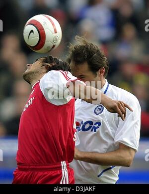 (Dpa) Josip Simunic (rechts) von Hertha BSC kämpft um den Ball mit Bayerns Roque Santa Cruz während des Liga-Spiels von Hertha BSC Berlin vs. FC Bayern München auf Samstag, 20. März 2004 im Berliner Olympiastadion. Das Spiel endete mit 1:1-Unentschieden. Stockfoto