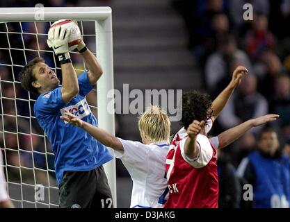 (Dpa) Hertha BSC Torwart Christian Fiedler fängt den Ball vor seinem Teamkollegen Andreas Neuendorf und Bayern Michael Ballack (rechts) während des Liga-Spiels von Hertha BSC Berlin vs. FC Bayern München auf Samstag, 20. März 2004 im Berliner Olympiastadion. Das Spiel endete mit 1:1-Unentschieden... Stockfoto