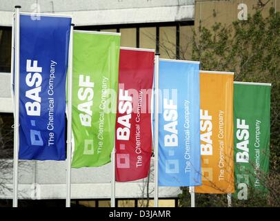 (Dpa) - bunte Fahnen, mit dem neuen Logo des Chemiekonzerns BASF mit der Aufschrift "BASF, The Chemical Company', Klappe im Wind vor der Anlage der BASF in Ludwigshafen, Deutschland, 20. März 2004. Stockfoto