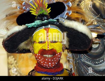 (Dpa) - Willy des Stammes Hulli aus Papua-Neuguinea trägt traditionelle Kleidung, eine bemalte Gesicht und lächelt, als er Papua-Neu-Guinea auf der ITB, Internationalen Tourismus-Börse (internationale Fachmesse für Tourismus) in Berlin, 12. März 2004 darstellt. Stockfoto