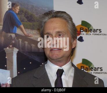 (Dpa) - US-Schauspieler Michael Douglas im Vordergrund eines Bildes steht, die ihn stehend auf einer Brüstung im Rahmen einer Pressekonferenz auf der ITB, internationalen Handel zeigt Messe für Tourismus und Reisen in Berlin, Dienstag, 16. März 2004. Douglas präsentiert die Arbeit der das Kulturzentrum Costa Nord, die von ihm Valldemossa auf der Baleareninsel Mallorca gegründete. Douglas, der besitzt einen h Stockfoto