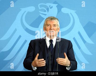 (Dpa) - Otto Schily, deutscher Innenminister Gesten, beantwortet die Fragen der Journalisten während einer Pressekonferenz im Bundeskanzleramt in Berlin, 14. März 2004. Der deutsche Sicherheitsrat traf, nachdem die jüngsten in Madrid, Spanien, letzte Woche Bombenanschläge. Trotz der zunehmenden Anzeichen von islamistischen Gruppen, an dem Angriff beteiligt, sieht Schily keine Änderung der Situation Konz Stockfoto