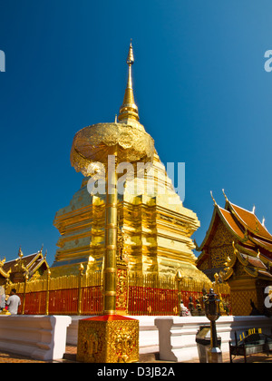 Goldene Pagode und Sonnenschirm, Wat Phrathat Doi Suthep Tempel in Chiang Mai, Thailand. Stockfoto