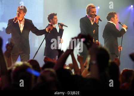 (Dpa) - Mitglieder des irischen jungen band "Westlife" (v.l) Kian Egan, Shane Filan, Nicky Byrne und Mark Feehily führen während der "Bravo Supershow 2004", TV-Musik-Show in Hannover, 13. März 2004. Die Show wird am 27. März 2004 ausgestrahlt. Stockfoto