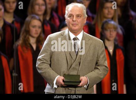 (Dpa) - israelischen Dirigenten Daniel Barenboim die Buber-Rosenzweig-Medaille in seinen Händen hält nach der Preisverleihung in Bad Nauheim, Deutschland, 14. März 2004. 61-j hrige Barenboim, Generalmusikdirektor der deutschen Staatsoper in Berlin ist, erhielt die Auszeichnung für seine musikalischen Leistungen und kreative Arbeit in Verbindung mit seinen Beitrag für eine jüdisch-arabische-Versöhnung Stockfoto