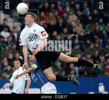 (Dpa) - Bochumer Dariusz Wosz (unten) und Mönchengladbachs Holländer Joris van Hout kämpfen um den Ball in der Bundesliga Fußball Spiel VfL Bochum Vs Borussia Moenchengladbach in Bochum, Deutschland, 14. März 2004. Bochum gewann das Spiel mit einem Score von 1: 0 gegen Mönchengladbach. Stockfoto