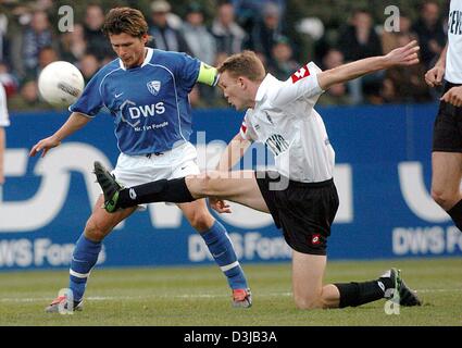 (Dpa) - Bochumer Spieler Dariusz Wosz und Moenchengladbach Spieler Joris van Hout (R) kämpfen um den Ball während der Bundesliga Fußball Spiel VfL Bochum Vs Borussia Moenchengladbach in Bochum, Deutschland, 14. März 2004. Am Ende gewann Bochum das Spiel durch eine Kerbe von 1: 0 gegen Mönchengladbach. Stockfoto