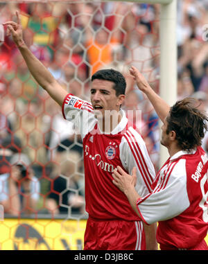 (Dpa) - FC Bayern Roy Makaay feiert sein zweite Tor des Tages mit seinem Teamkollegen Bixente Lizarazua (von L-R) in der deutschen Bundesliga-Spiel gegen 1. FC Nürnberg im Olympiastadion in München, 14. Mai 2005. Stockfoto