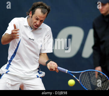 (Dpa) - britische Tennisprofi Greg Rusedski den Ball während seiner ersten Runde kehrt match gegen deutsche Phillip Petzschner beim Tennis Masters in Hamburg, Deutschland, Montag, 9. Mai 2005. Stockfoto