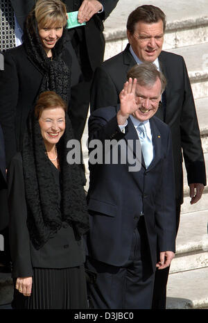 (Dpa) - Bundespräsident Horst Köhler (vorne, R), seine Frau Eva (vorne, L), Bundeskanzler Gerhard Schroeder (hinten, R) und seiner Frau Doris Schröder-Koepf kommen für den Gottesdienst in der Basilika St. Peter im Vatikan in Rom, 24. April 2005. Papst Benedict XVI als neuen Leiterin der römisch-katholischen Kirche, heute am Sonntag, 24. April 2005 eingeweiht. Stockfoto