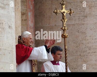 (Dpa) - der neu gewählte Papst, deutscher Kardinal Joseph Ratzinger (L), lächelt und winkt seinen Händen steht er auf dem Balkon des Doms St. Peter im Vatikan in Rom, Italien, 19. April 2005. Ratzinger nannte sich Papst Benedict XVI und den ersten deutsche Papst der römisch-katholischen Kirche in 480 Jahren vertritt. Die 115 Kardinäle einigten sich auf Joseph Ratzinger als Nachfolger für die Stockfoto