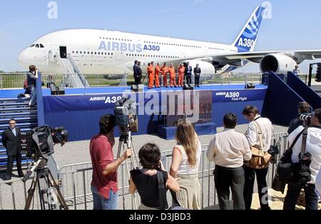 (Dpa) - nach erfolgreichen Jungfernflug Flug den Prototyp des Airbus A380 Parks unter den Augen von vielen Journalisten in Toulouse, Frankreich, Mittwoch, 27. April 2005. An Bord waren des Flugzeugs zwei Piloten und vier Flugingenieure. Fast 30 Ingenieure verarbeiten Leistungsdaten auf den Boden des Flughafens von Toulouse. Das Flugzeug misst fast 80 Meter Spannweite und baut auf Stockfoto