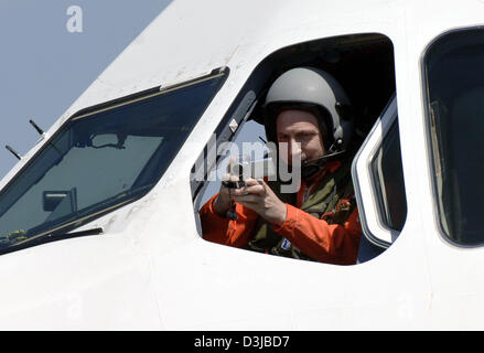 (Dpa) - Aufzeichnungen Airbus A380 Testpilot Claude Lelaie mit seiner Videokamera das Empfangskomitee nach der Flugzeuge erfolgreich Maiden flight in Toulouse, Frankreich, Mittwoch, 27. April 2005. An Bord waren der größte Zivilflugzeug der Welt, zwei Piloten und vier Flugingenieure. Fast 30 Ingenieure verarbeiten Leistungsdaten auf den Boden des Flughafens von Toulouse. Die Flugzeug-Maßnahmen ein Stockfoto