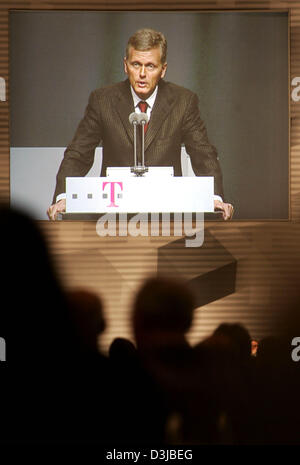 (Dpa) - Deutsche Telekom-Chef Kai-Uwe Ricke kündigt Geschäftszahlen des Unternehmens während der Hauptversammlung in Hannover, Dienstag, 26. April 2005. Während der Generalversammlung entschieden, ob Boni verteilt werden sollen oder nicht nach zwei Jahren nicht ausliefern. Stockfoto