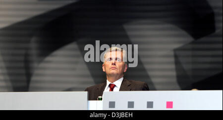 (Dpa) - lehnt Deutsche Telekom-Chef Kai-Uwe Ricke in seinem Stuhl kurz vor der Eröffnung der Hauptversammlung der Gesellschaft in Hannover, Dienstag, 26. April 2005 zurück. Während der Generalversammlung entschieden, ob Boni verteilt werden sollen oder nicht nach zwei Jahren nicht ausliefern. Stockfoto