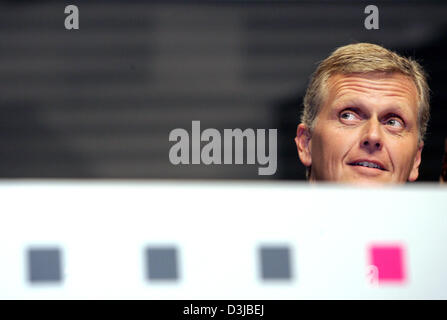 (Dpa) - kurz vor der Eröffnung der Hauptversammlung der Gesellschaft in Hannover, Dienstag, 26. April 2005 Deutsche Telekom-Chef Kai-Uwe Ricke lächelt. Während der Generalversammlung entschieden, ob Boni verteilt werden sollen oder nicht nach zwei Jahren nicht ausliefern. Stockfoto