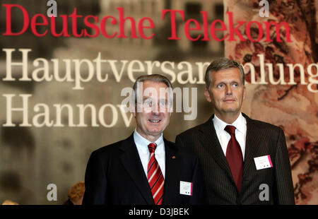 (Dpa) - Deutsche Telekom CEO Kai-Uwe Ricke (R) und Klaus Zumwinkel, Vorstandsvorsitzender der Aufsichtsrat stehen vor Telekom Singboard kurz vor der Eröffnung der Hauptversammlung der Gesellschaft in Hannover, Dienstag, 26. April 2005. Während der Generalversammlung entschieden, ob Boni verteilt werden sollen oder nicht nach zwei Jahren nicht ausliefern. Stockfoto