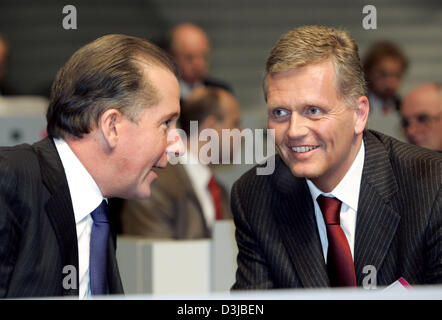 (Dpa) - Deutsche Telekom CEO Kai-Uwe Ricke (R) und Karl-Gerhard Eick, Leiter Finanzen, sprechen kurz vor der Eröffnung der Hauptversammlung der Gesellschaft in Hannover, Dienstag, 26. April 2005. Während der Generalversammlung entschieden, ob Boni verteilt werden sollen oder nicht nach zwei Jahren nicht ausliefern. Stockfoto