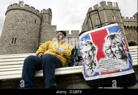 (Dpa) - sitzt ein Fan des englischen Königshauses mit seinem Trolly verputzt mit Bildern des Paares, Prinz Charles und Camilla Parker Bowles vor Windsor Castle, England. Die Hochzeit ist im englischen Dorf Windsor für Samstag, 9. April 2005 geplant. Stockfoto