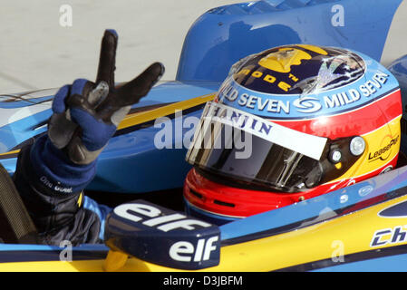 (Dpa) - spanische Formel 1-Pilot Fernando Alonso (Renault) im Bild nach dem Gewinn der Grand Prix von Bahrain in der Formel1 verfolgen in der Nähe von Manama, Bahrain, 3. April 2005. Stockfoto