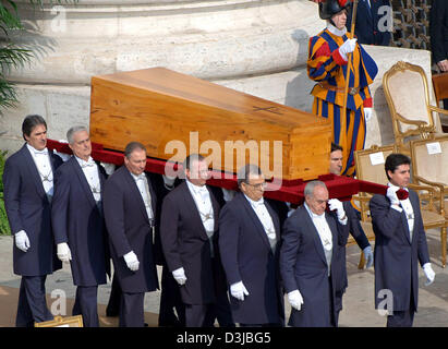 (Dpa) - wird der Sarg mit der Leiche von Papst Johannes Paul II. für die Trauerfeier von Sargträger auf dem Petersplatz im Vatikan, Vatikanstadt, Freitag, 8. April 2005 gebracht. Rund 300.000 Menschen besuchen die Trauerfeier für den Papst. Zu den Gästen gehören mehr als 200 Staats- und Regierungschefs aus aller Welt. Der Papst starb im Alter von 84 Jahren am vergangenen Samstag. Stockfoto