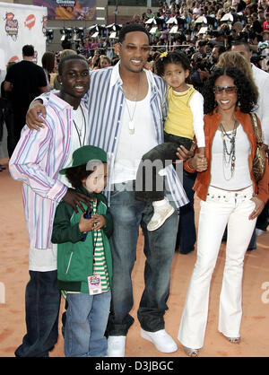 (Dpa) - US-Schauspieler Will Smith mit seiner Frau Jada Pinckett Smith und ihre Kinder für die Preisverleihung des 18. Nickelodeon kommt's Kids Choice Awards in Westwood, Kalifornien, USA, 2. April 2005. Stockfoto