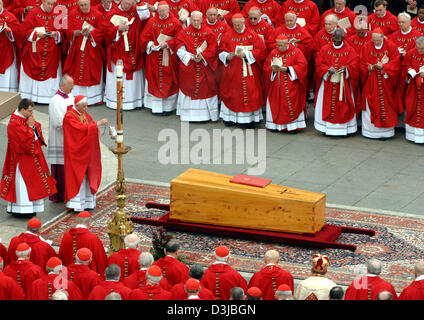 (Dpa) - deutsche Kardinal Joseph Ratzinger (3. v. L) segnet den Sarg mit der Leiche von Papst Johannes Paul II während der Trauerfeier auf dem Petersplatz im Vatikan, Vatikanstadt, 8. April 2005. Der Papst starb im Alter von 84 Jahren am vergangenen Samstag. Stockfoto