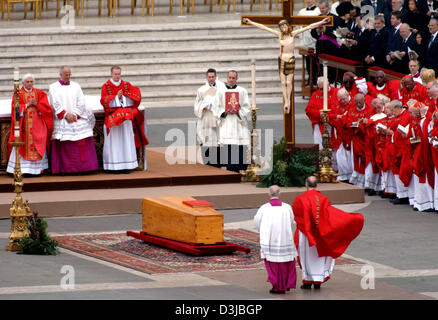 (Dpa) - die Kardinäle haben um den Sarg mit der Leiche von Papst Johannes Paul II während der Trauerfeier auf dem Petersplatz im Vatikan, Vatikanstadt, Freitag, 8. April 2005 versammelt. Der Papst starb im Alter von 84 Jahren am vergangenen Samstag. Stockfoto